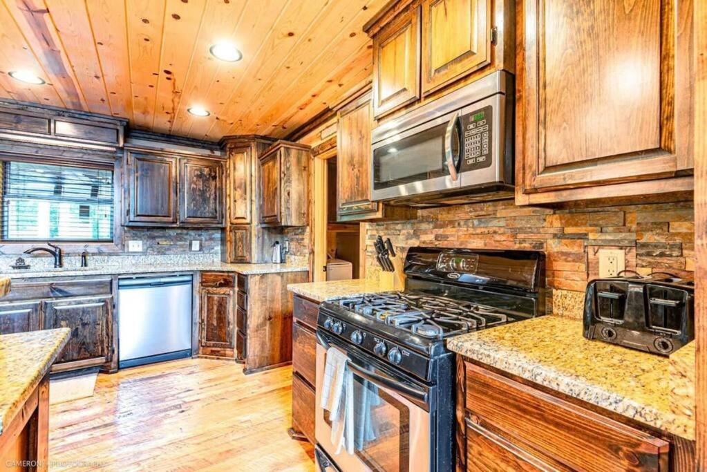 Iron Horse Lodge Sleeps 18, Games, Fire Pit, Hot Tub, Ev, More Broken Bow Bagian luar foto