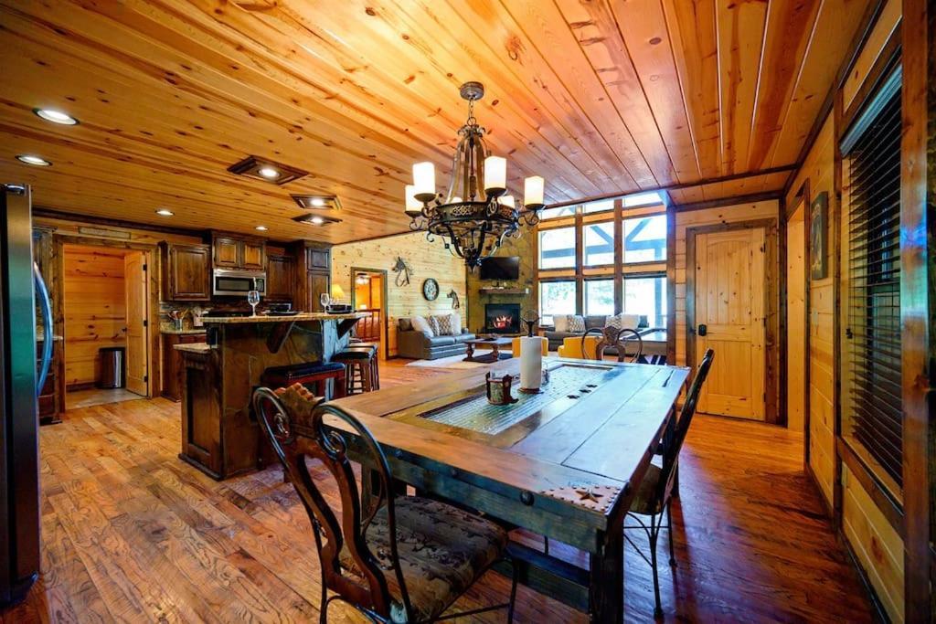 Iron Horse Lodge Sleeps 18, Games, Fire Pit, Hot Tub, Ev, More Broken Bow Bagian luar foto