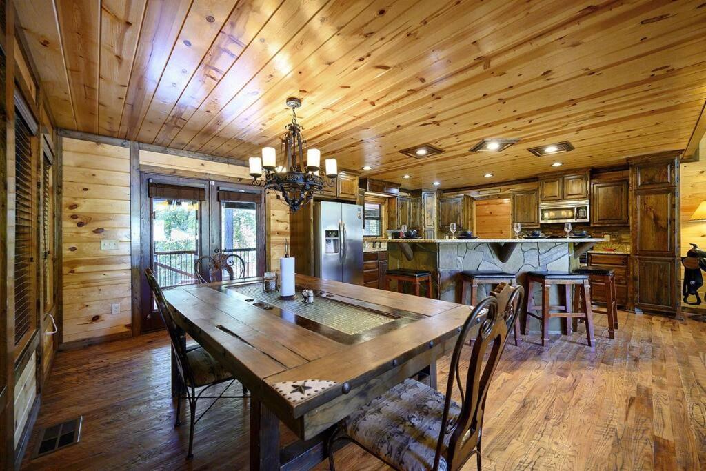 Iron Horse Lodge Sleeps 18, Games, Fire Pit, Hot Tub, Ev, More Broken Bow Bagian luar foto